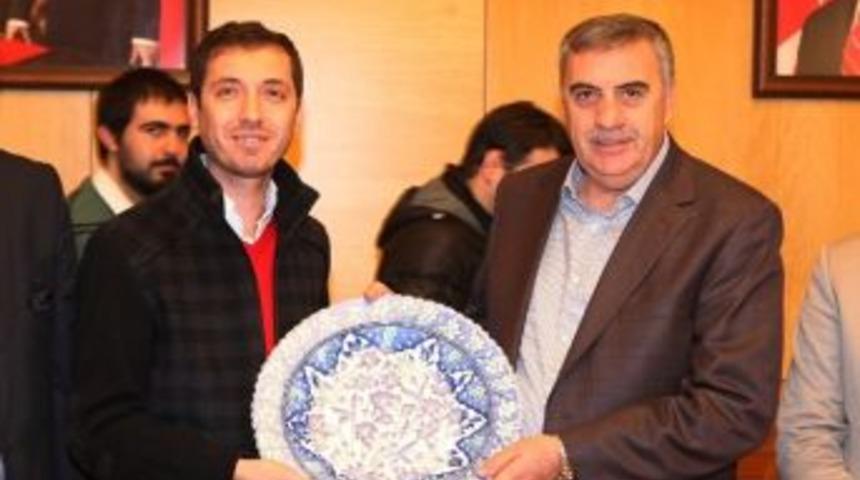 Başkan To&ccedil;oğlu, Ak Parti Adapazarı İl&ccedil;e Gen&ccedil;lik Kollarını Makamında Ağırladı