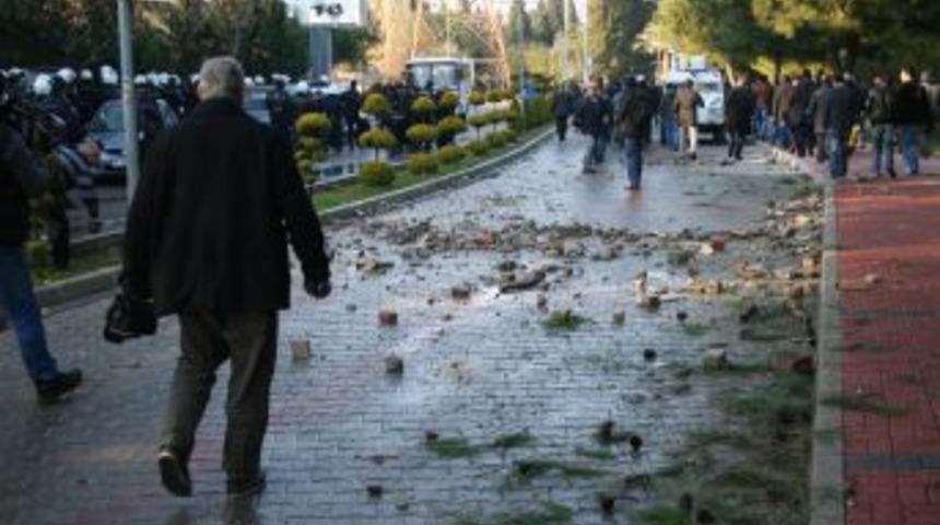 Eylemcilerin Arabasını Ters &Ccedil;evirdiği Kız &Ouml;ğrenci G&ouml;zyaşlarını Tutamadı