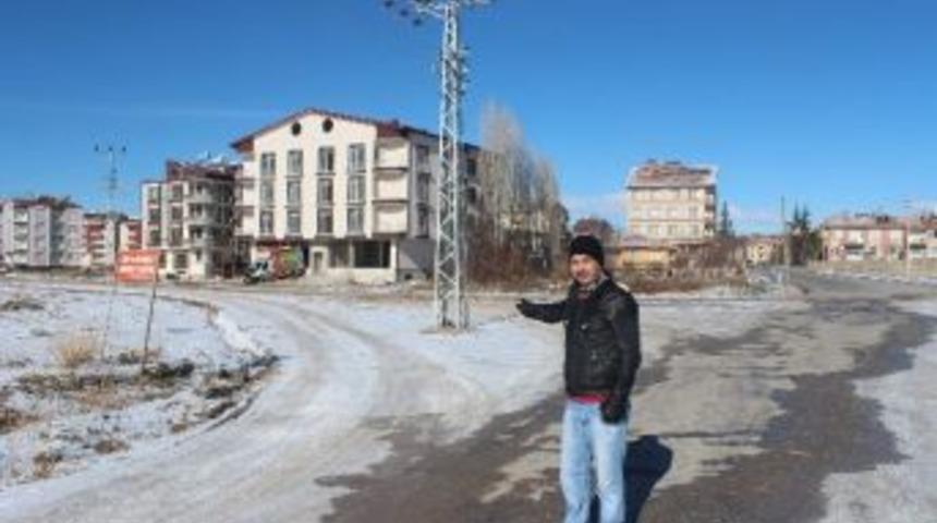 Beyşehir&rsquo;de Yol Ortasında Kalan Direk Korkutuyor