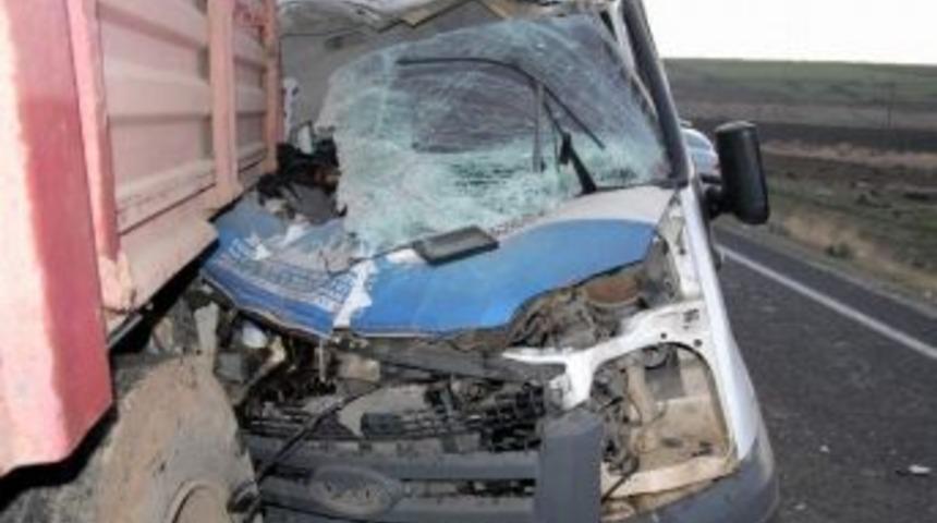 &Ouml;ğrenci Servisi Park Halindeki Kamyona Arkadan &Ccedil;arptı: 1 &Ouml;l&uuml;, 5 Yaralı