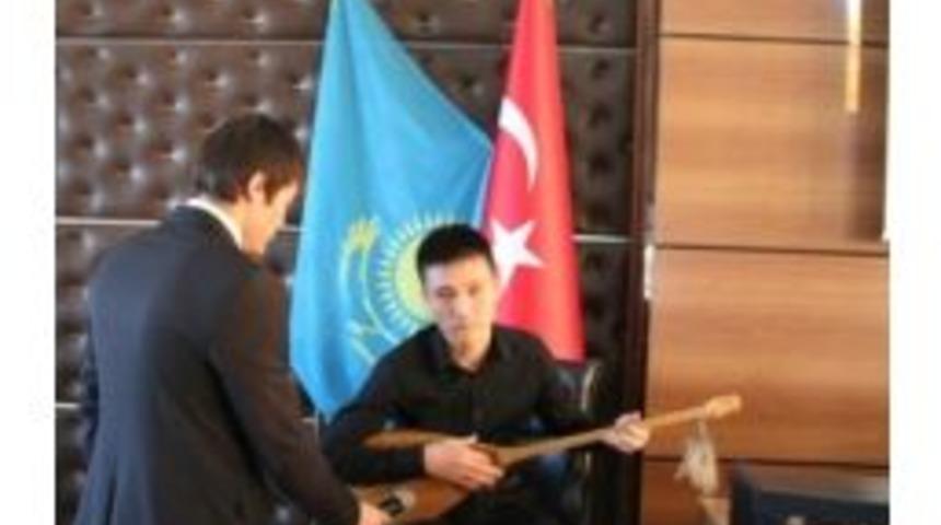 Kazak &Ouml;ğrencilerden Anlamlı Kutlama&rlm;