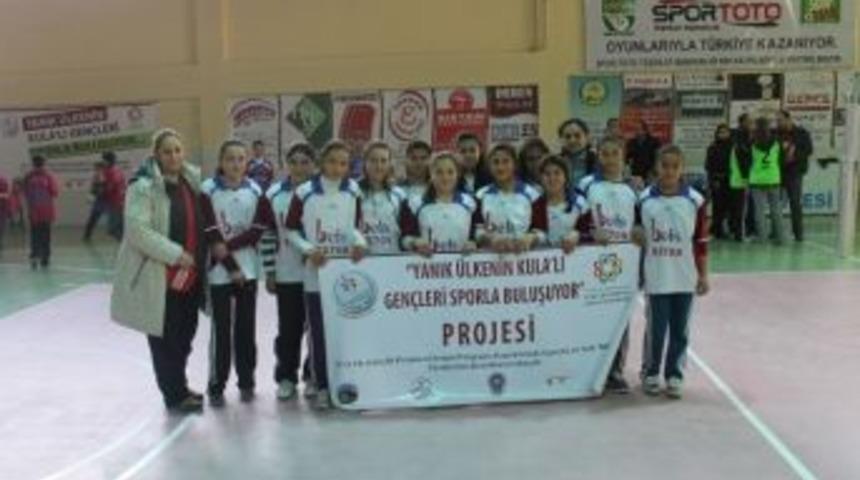 Kula Muzaffer Ecemiş Ortaokulu Voleybolda Şampiyon Oldu