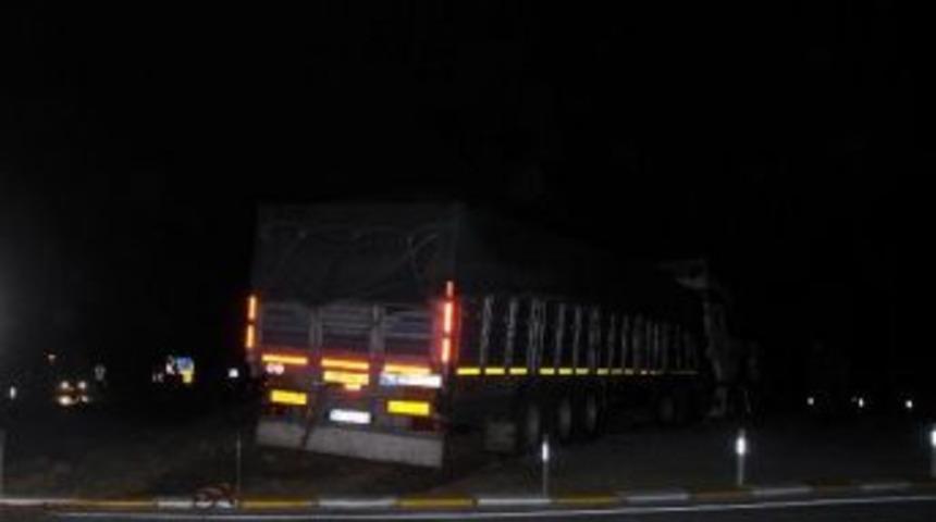 Talaş Y&uuml;kl&uuml; Tır Kaza Yaptı