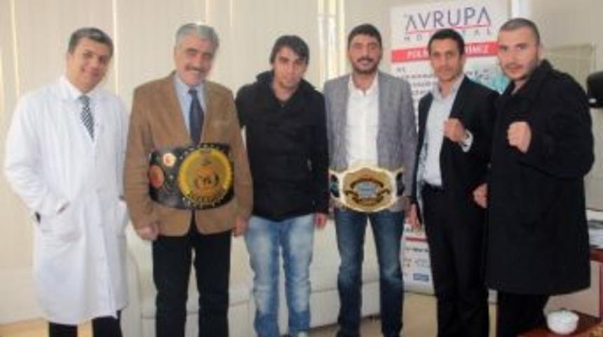 Şampiyonluk Kemerini Aldı Sağlık Sponsoruna Koştu