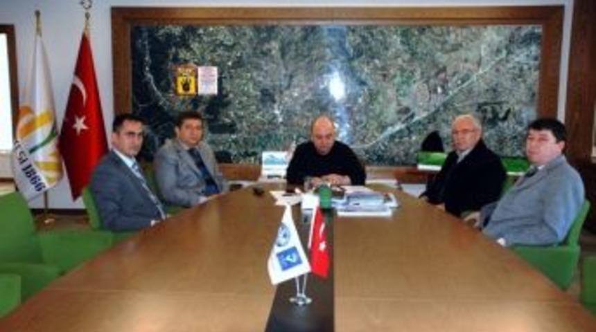 Gediz Belediye Başkanı Saraoğlu&rsquo;na Okul Y&ouml;netiminden Eğitime Destek Plaketi