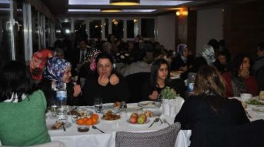 Yuva &Ccedil;ocuklarına Otelde Yemek