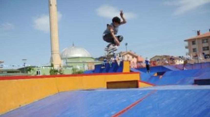 Melikgazi Belediyesinden İl&ccedil;enin 4 Ayrı B&ouml;lgesine Gen&ccedil;lere Kaykay Ve Paten Pisti