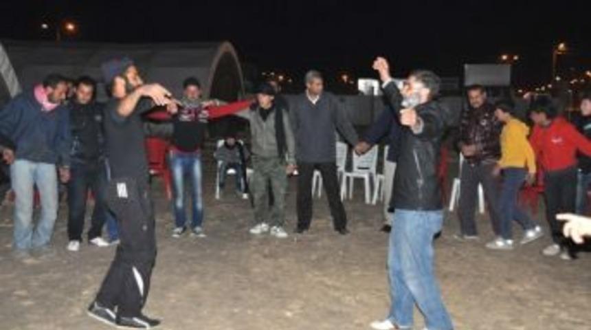 Çadır Kentte Mülteciler Nişan Halayı Çekti