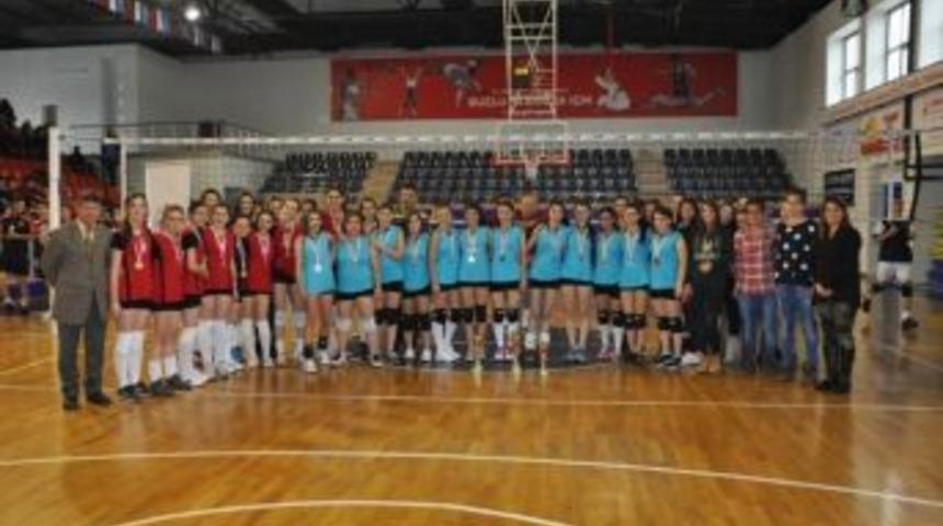 D&uuml;zce Gen&ccedil; Kızlar Voleybol M&uuml;sabakaları Sona Erdi
