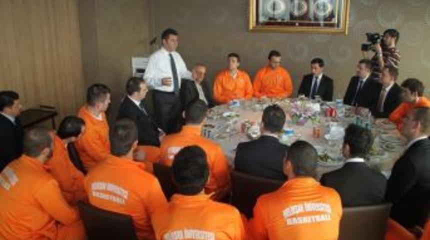 Memduh Boydak&rsquo;tan Melikşah&rsquo;lı Basketbolculara Yemek