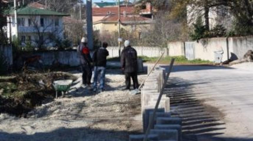 Arifiye'de Parke Ve Tretuar &Ccedil;alışmaları T&uuml;m Hızıyla S&uuml;r&uuml;yor