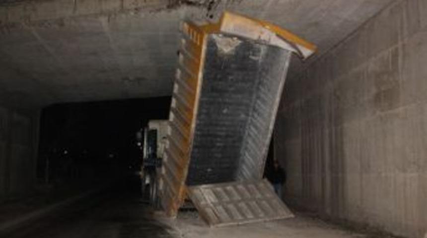 Damperi A&ccedil;ılınca &Uuml;st Ge&ccedil;ide Sıkışan Kamyon Kurtarıldı