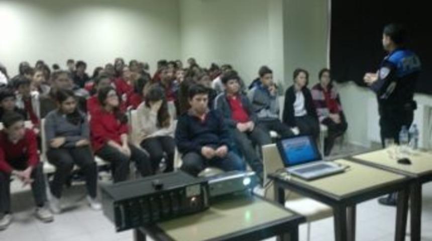 Tekirdağ Emniyet M&uuml;d&uuml;rl&uuml;ğ&uuml; &Ouml;ğrencilere Y&ouml;nelik &ldquo;bilişim Su&ccedil;ları Konusunda Farkındalık Oluşturma&rdquo; Seminerleri D&uuml;zenlenmeye Devam Ediyor