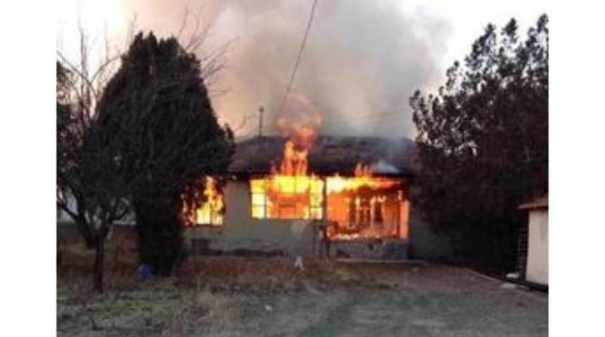 Tek Katlı Ev Alev Alev Yandı