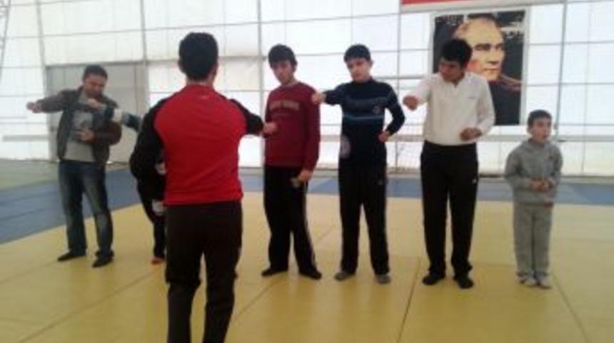 Uzman Antren&ouml;rler, 155 Engelliye Spor Eğitimi Veriyor