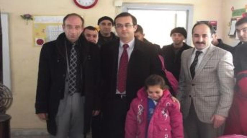 Digor&rsquo;da &Ouml;ğrencilere Kışlık Giyecek Yardımı Yapıldı