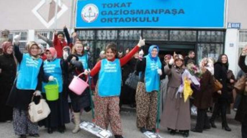 Şalvar Giyen Anneler Okulda Temizlik Yaptı