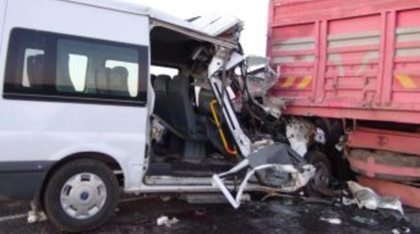 &Ouml;ğrenci Servisi Kamyona Arkadan &Ccedil;arptı: 1 &Ouml;l&uuml;, 5 Yaralı