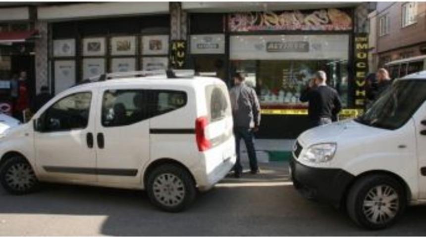 Keserle Kuyumcunun Camını Kırıp Yarım Kilo Altını G&ouml;t&uuml;rd&uuml;ler