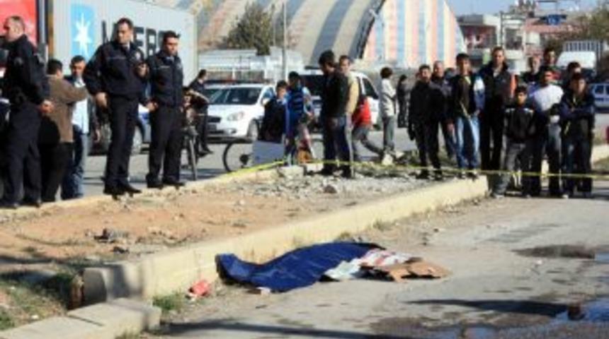 Bir &Ccedil;ocuğun Hayatını Kaybettiği Kaza Sonrası Mahalleli Yol Kesti