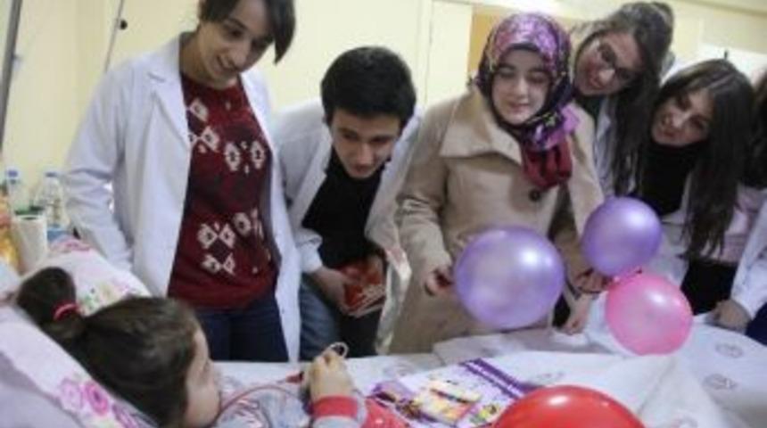 Tıp Fak&uuml;ltesi &Ouml;ğrencileri Hastanede Tedavi G&ouml;ren Miniklerle Buluştu