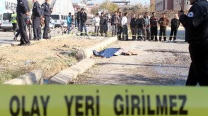 Kız &Ouml;ğrenci Kazada &Ouml;ld&uuml;, Arkadaşları Aracı Taşladı