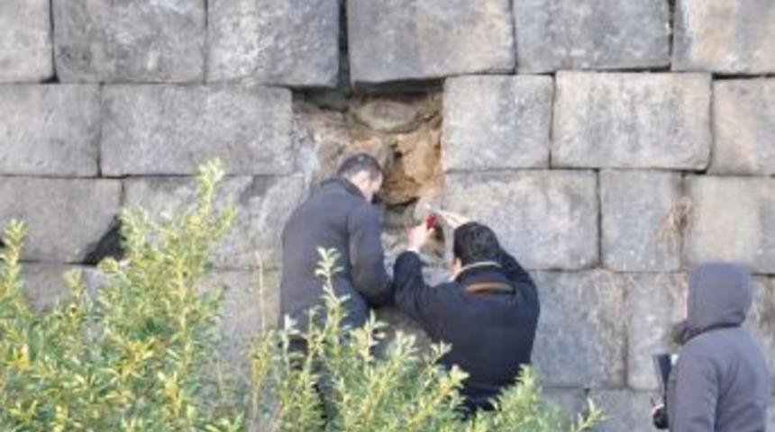 Define Avcıları Tarihi K&ouml;pr&uuml;y&uuml; Tahrip Etti