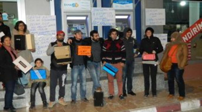 Halk Bankası &Ouml;n&uuml;nde Kutulu Eylem