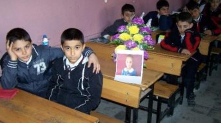 Duvarın Altında Kalarak &Ouml;len &Ouml;ğrencinin Sırasını &Ccedil;i&ccedil;ek Ve Fotoğrafı Doldurdu