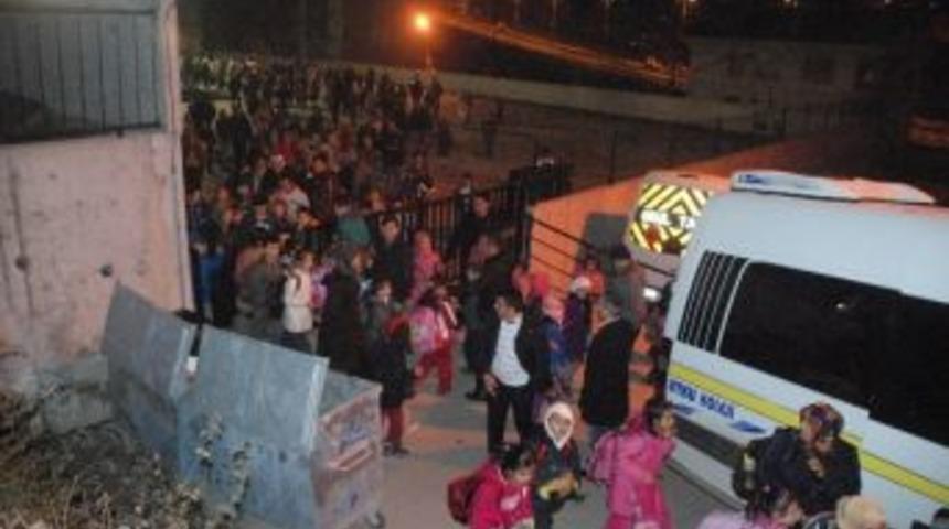 Okul Bah&ccedil;esine Alınmayan &Ouml;ğrenci Servisleri Duruma Tepki G&ouml;sterdi