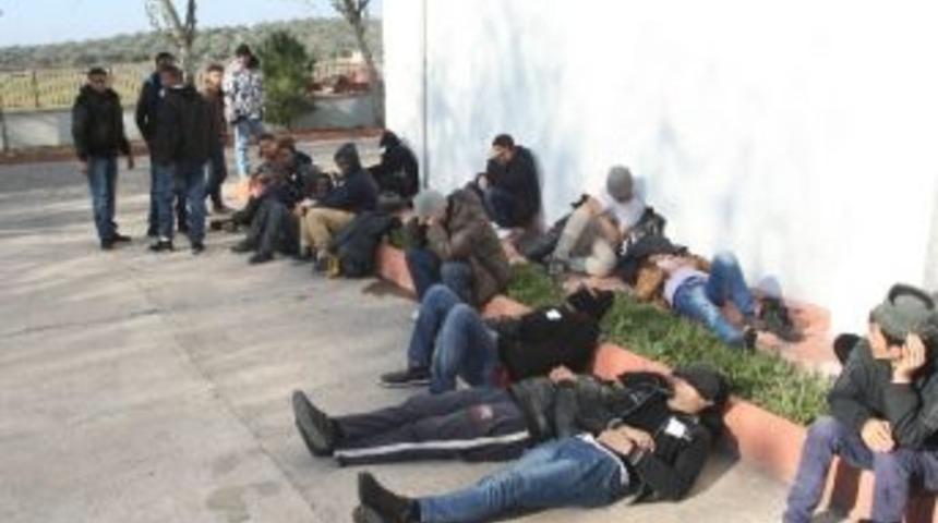 Yunanlılar M&uuml;ltecileri Denizin Ortasına Bıraktı