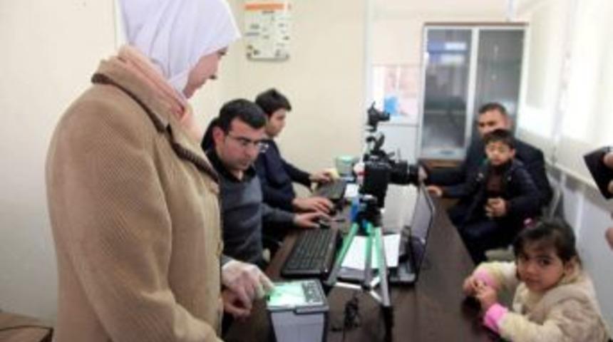 Vali Yardımcısı Y&uuml;zer, Suriyeli Tanıtım Kartlarını Tanıttı