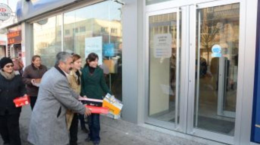 CHP'liler Eylem Yaptı: ATM Yerine Ayyakabı Kutusundan Para &Ccedil;ekelim