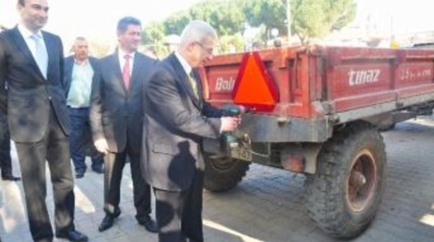 Manisa'da Bin &Ccedil;ift&ccedil;iye Refklekt&ouml;r Dağıtıldı