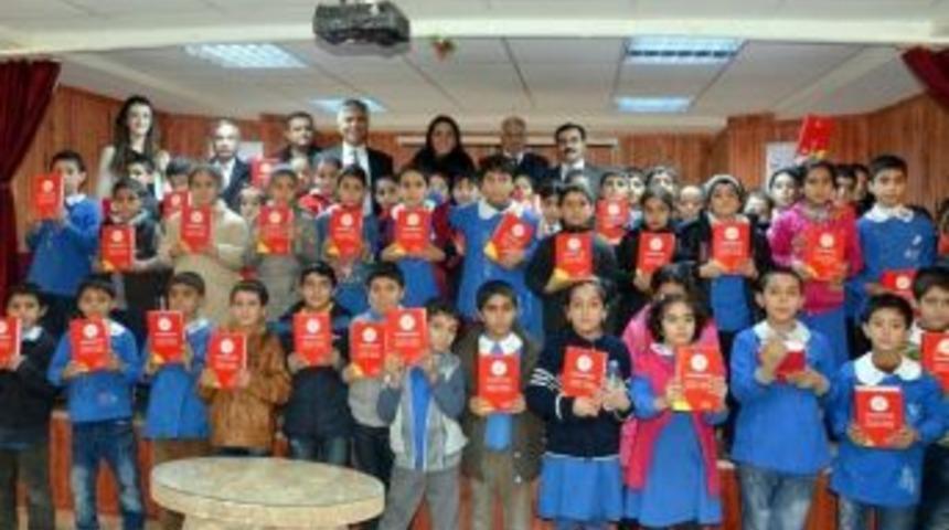 Şanlıurfa&rsquo;da 2 Bin &Ouml;ğrenciye İngilizce S&ouml;zl&uuml;k Dağıtıldı
