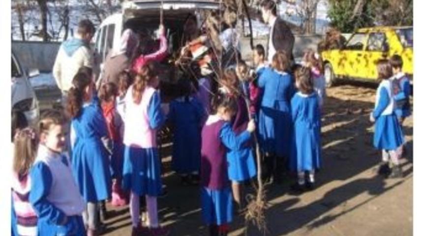 &Ouml;ğrencilerden Sosyal Sorumluluk Projesi Kapsamında Uluk&ouml;y İlkokulu&rsquo;na Yardım Eli