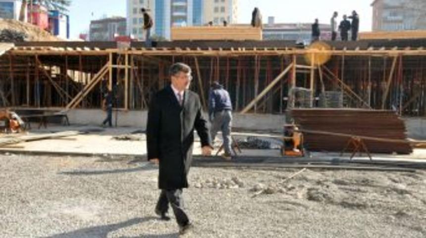 Belediye Başkanı Akdoğan, Kent Meydanı Otopark Inşaatını Inceledi