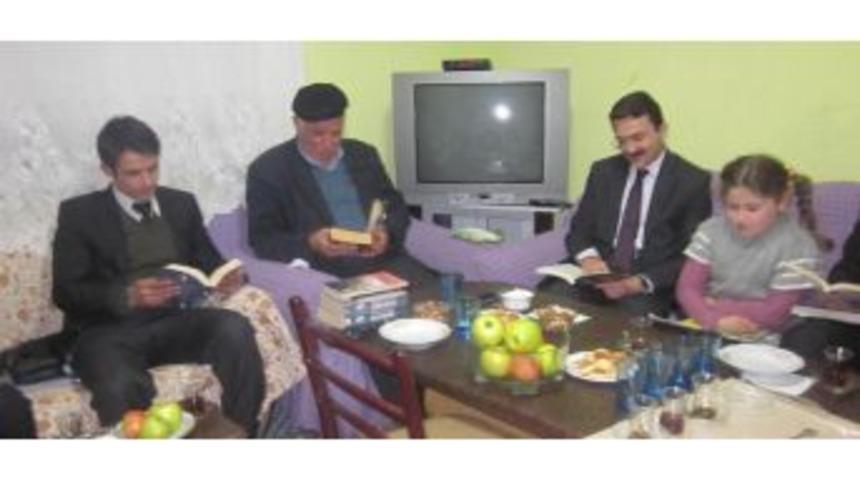 Kaymakam Uysal, &Ouml;ğrenciler Ve Aileleriyle Kitap Okudu