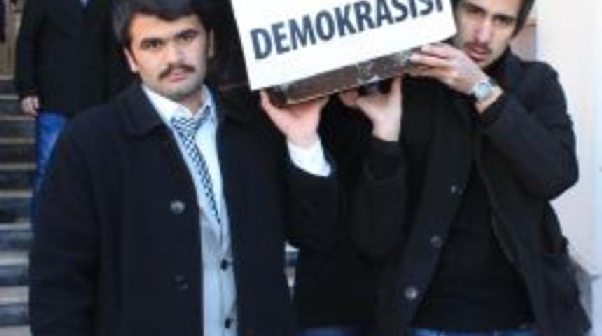 &Uuml;niversite &Ouml;ğrencilerinden Tabutlu Eylem