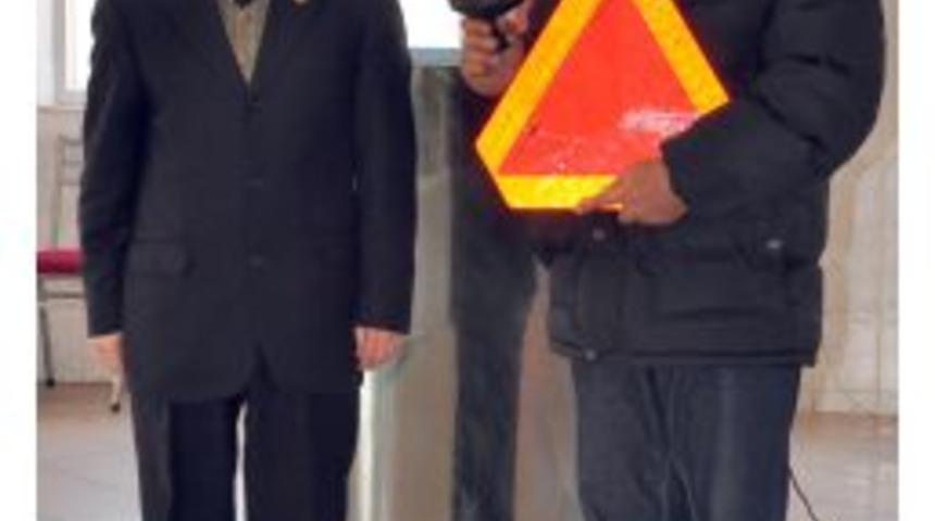 Manisa'da Bin &Ccedil;ift&ccedil;iye Trakt&ouml;r Reflekt&ouml;r&uuml; Dağıtıldı