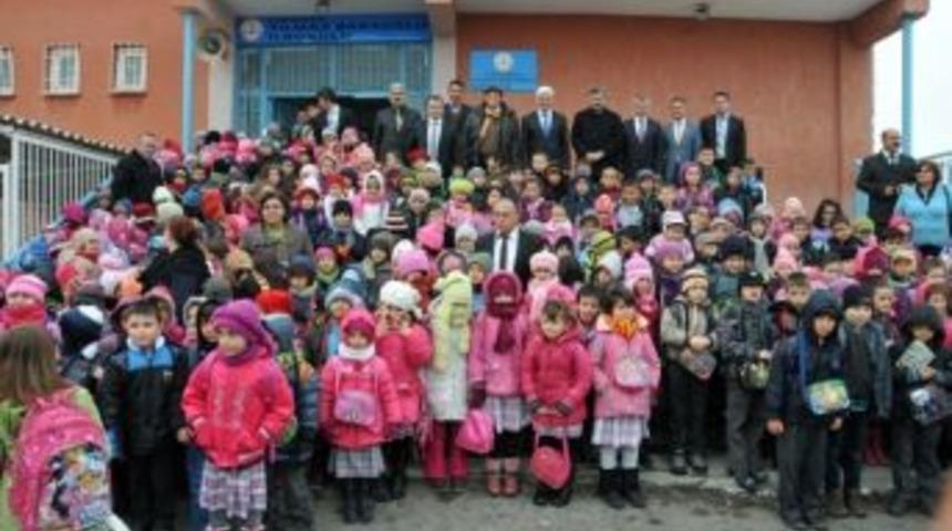 Vali Koca, &Ouml;ğrencilere Kitap Dağıttı