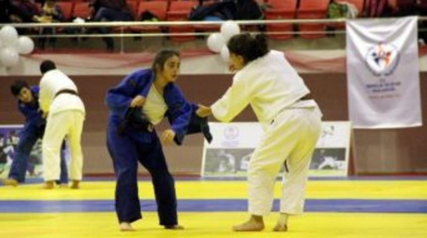 &Uuml;mitler T&uuml;rkiye Judo Şampiyonası Samsun&rsquo;da Başladı