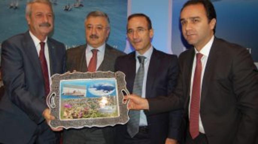 İzmir Fuarında Misafirlere Tatvan Tarihini Anlatan Hediyeler Veriliyor