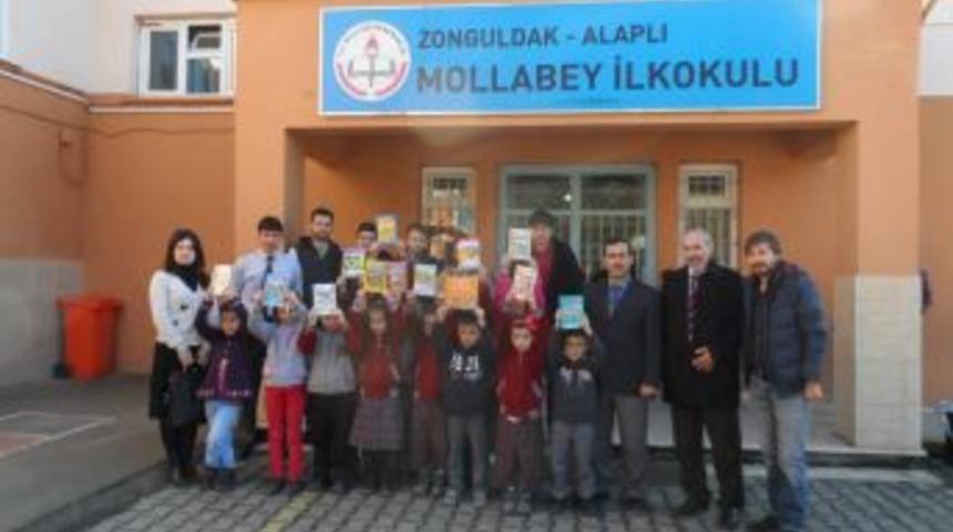 &Uuml;niversite &ouml;ğrencileri k&uuml;&ccedil;&uuml;k kardeşleri i&ccedil;in kitap topladı