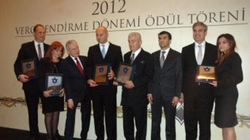 İZTO En &Ccedil;ok Vergi &Ouml;deyen &Uuml;yelerini &Ouml;d&uuml;llendirdi