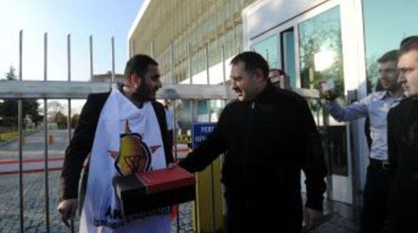 Zaman &Ouml;n&uuml;nde G&ouml;steri Yapan G&ouml;stericiye &lsquo;ayakkabı Kutusu&rsquo; Hediye Edildi