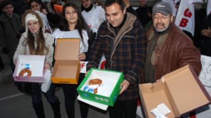 Gen&ccedil;lerden Ayakkabı Kutulu Eylem