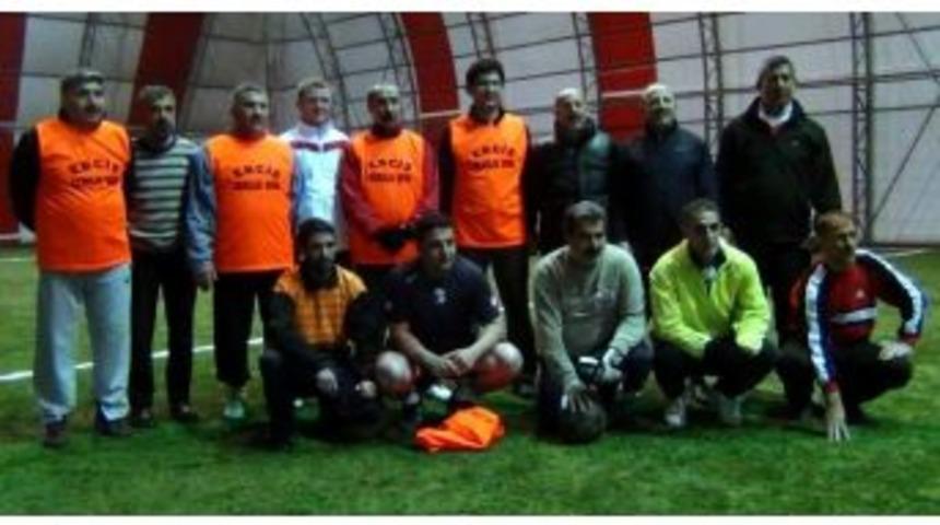 Erciş&rsquo;te &Ouml;ğrenci Ve Spor Kul&uuml;plerine &Uuml;cretsiz Halı Saha