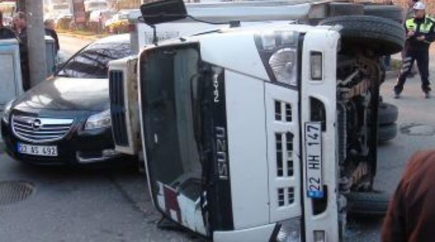 Freni Boşalan Kamyonet Devrildi