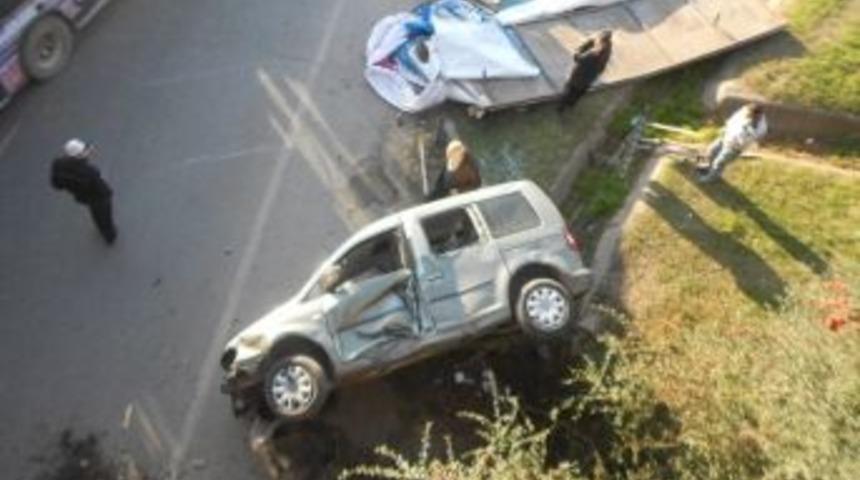 Otomobilin &Ccedil;arptığı Ara&ccedil; K&ouml;pr&uuml;den U&ccedil;tu: 2 Yaralı